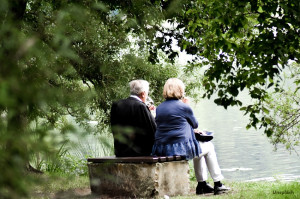Älteres Paar sitzt am See